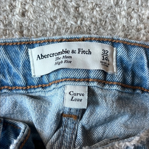 Abercrombie & Fitch Mom High Rise - Picture 3 of 3
